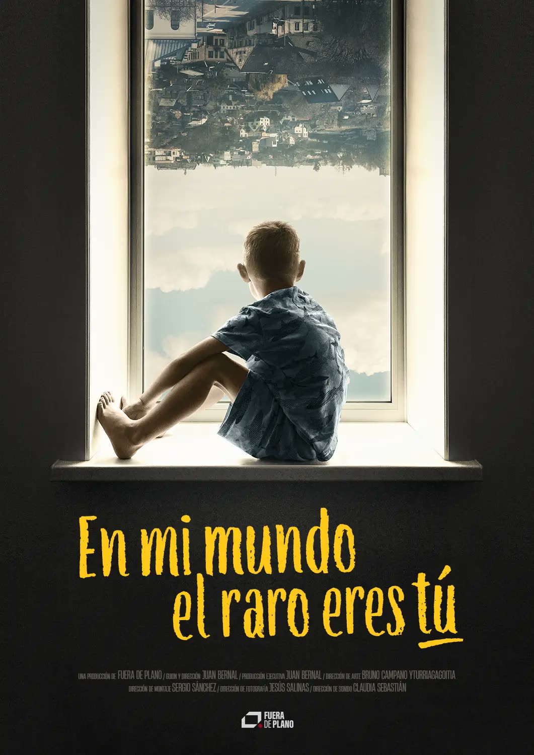 Cartel de En mi mundo, el raro eres tú: un niño sentado en el alféizar de una ventana mirando al exterior